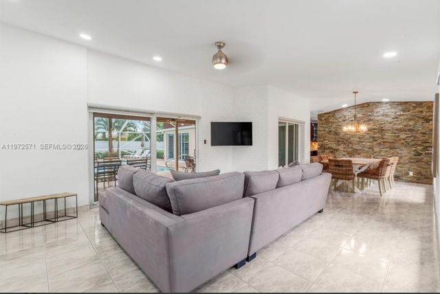 811 N Highland Dr, Hollywood, FL 33021