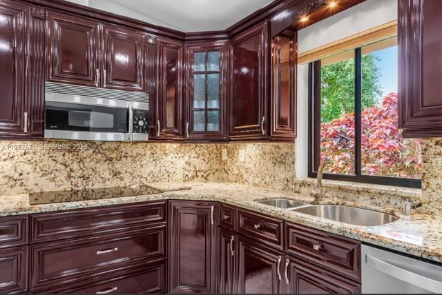 811 N Highland Dr, Hollywood, FL 33021