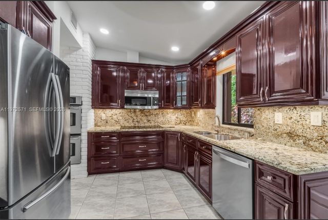 811 N Highland Dr, Hollywood, FL 33021