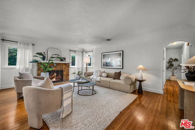 564 N Irving Boulevard, Los Angeles, CA 90004