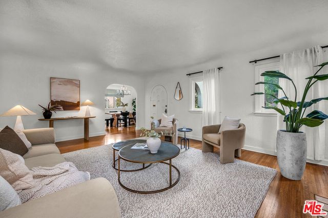 564 N Irving Boulevard, Los Angeles, CA 90004