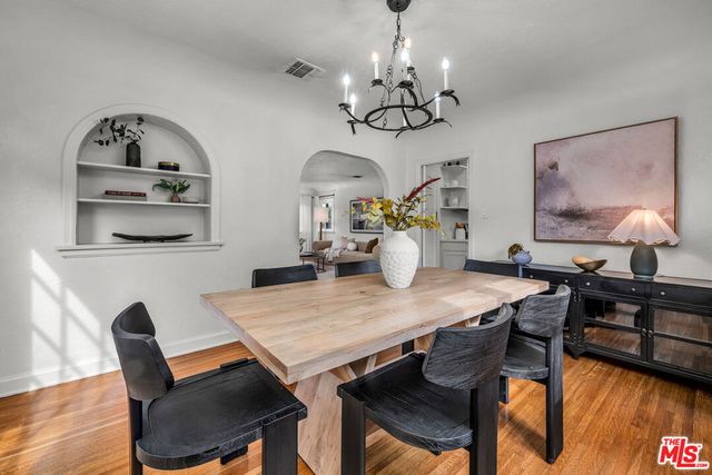 564 N Irving Boulevard, Los Angeles, CA 90004