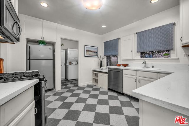 564 N Irving Boulevard, Los Angeles, CA 90004