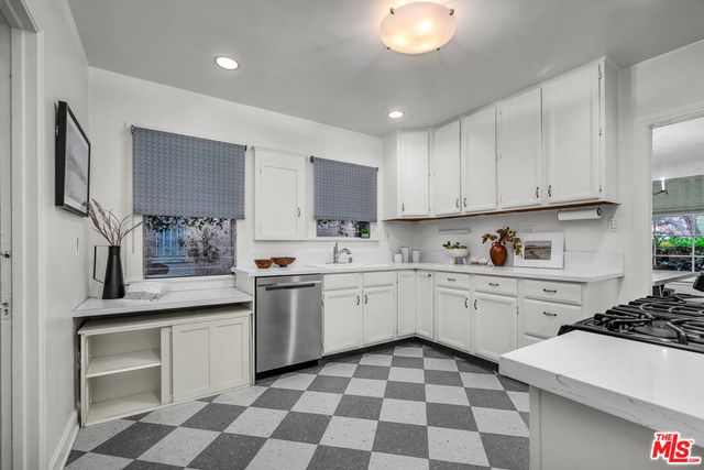 564 N Irving Boulevard, Los Angeles, CA 90004