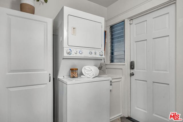 564 N Irving Boulevard, Los Angeles, CA 90004