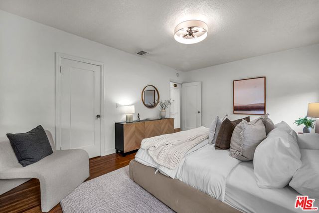 564 N Irving Boulevard, Los Angeles, CA 90004