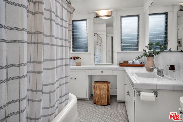 564 N Irving Boulevard, Los Angeles, CA 90004