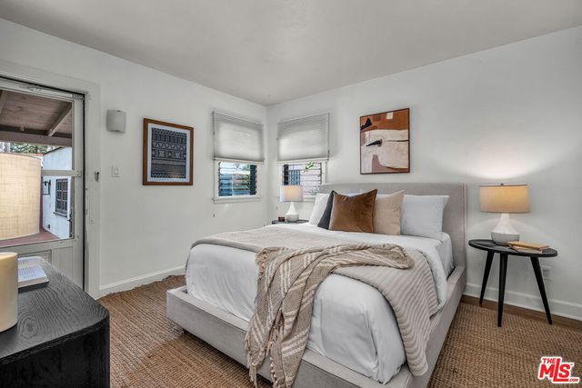 564 N Irving Boulevard, Los Angeles, CA 90004