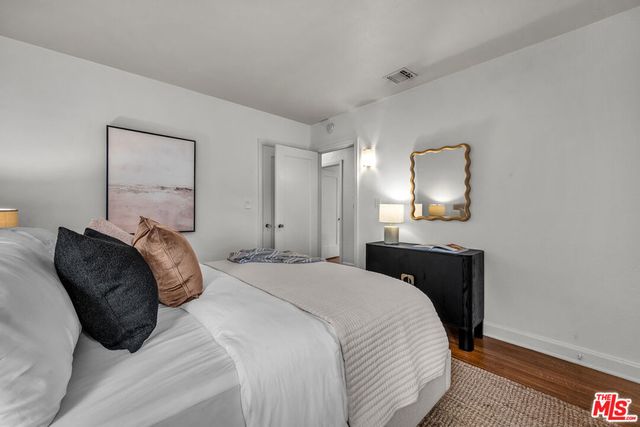 564 N Irving Boulevard, Los Angeles, CA 90004