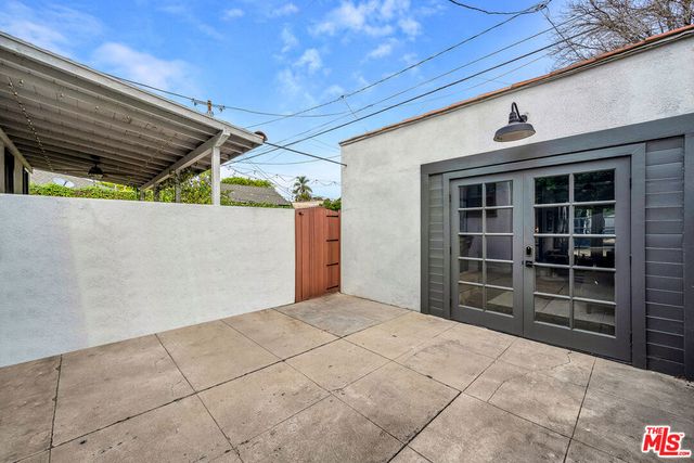 564 N Irving Boulevard, Los Angeles, CA 90004