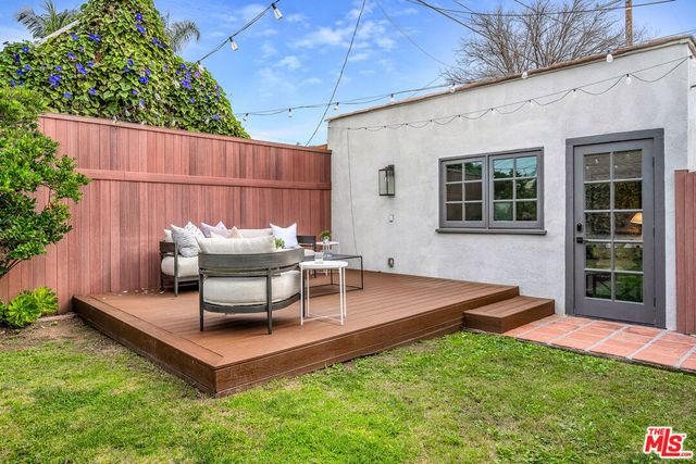 564 N Irving Boulevard, Los Angeles, CA 90004