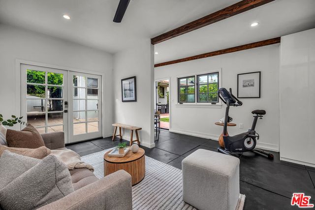 564 N Irving Boulevard, Los Angeles, CA 90004