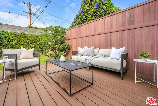 564 N Irving Boulevard, Los Angeles, CA 90004