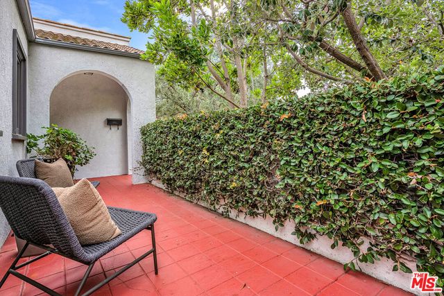 564 N Irving Boulevard, Los Angeles, CA 90004