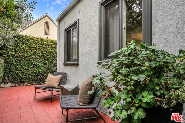 564 N Irving Boulevard, Los Angeles, CA 90004