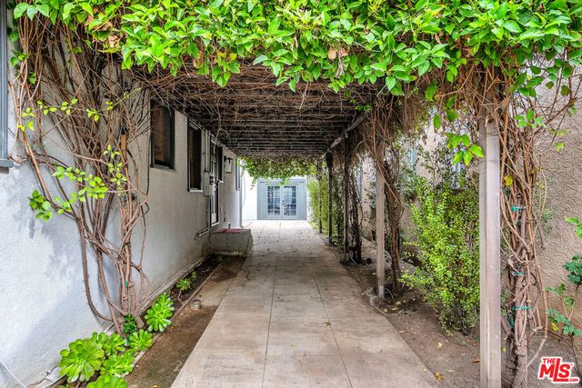 564 N Irving Boulevard, Los Angeles, CA 90004