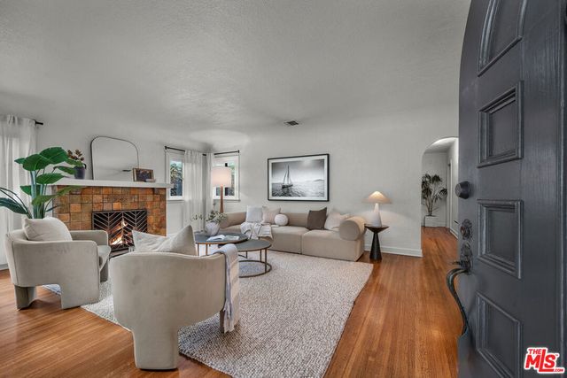 564 N Irving Boulevard, Los Angeles, CA 90004