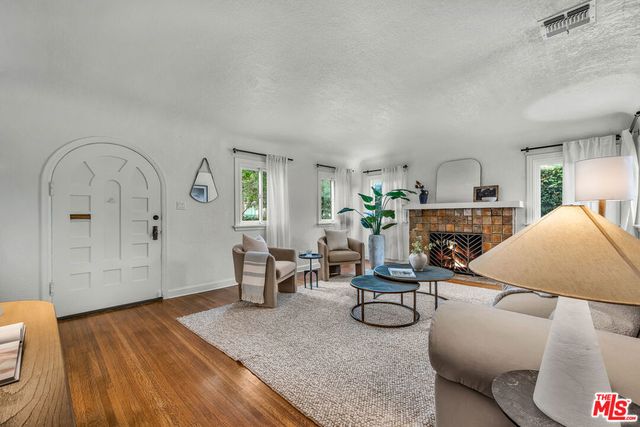 564 N Irving Boulevard, Los Angeles, CA 90004