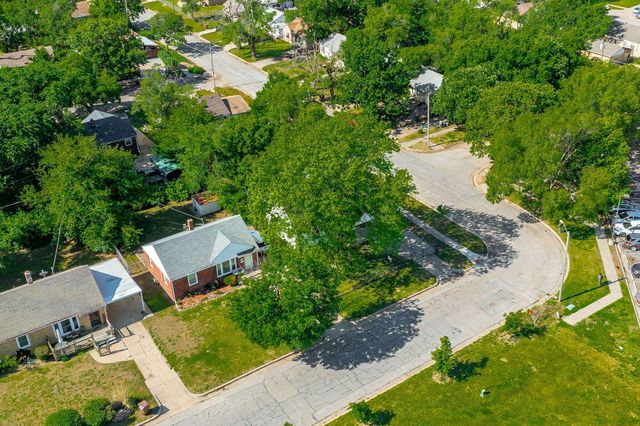 2201 E Stadium Drive, Wichita, KS 67214
