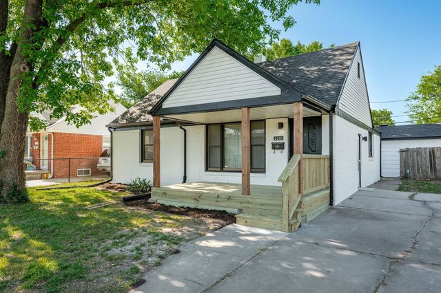 2201 E Stadium Drive, Wichita, KS 67214