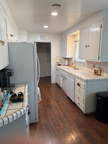 5716 Lonsdale Dr, Sacramento, CA 95822