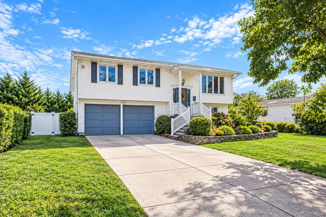 1527 Saint Louis Avenue, Bay Shore, NY 11706