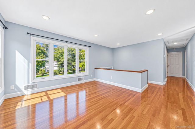 1527 Saint Louis Avenue, Bay Shore, NY 11706