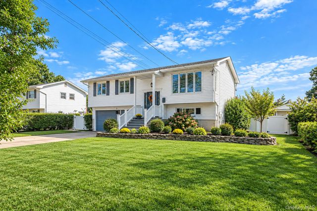1527 Saint Louis Avenue, Bay Shore, NY 11706