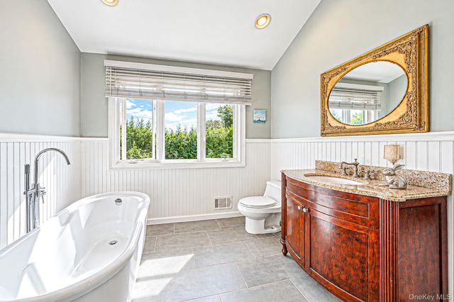 1527 Saint Louis Avenue, Bay Shore, NY 11706