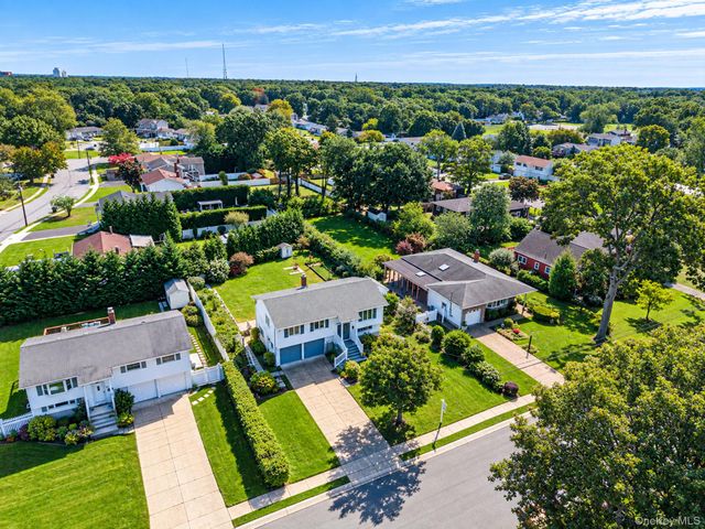 1527 Saint Louis Avenue, Bay Shore, NY 11706