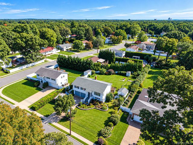 1527 Saint Louis Avenue, Bay Shore, NY 11706