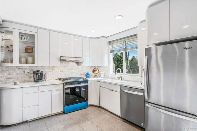 1527 Saint Louis Avenue, Bay Shore, NY 11706