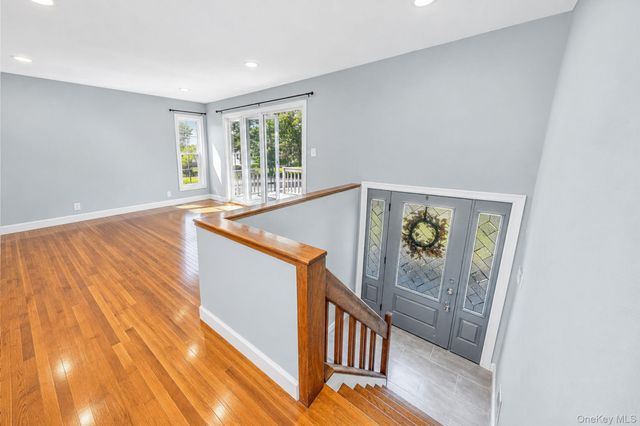 1527 Saint Louis Avenue, Bay Shore, NY 11706