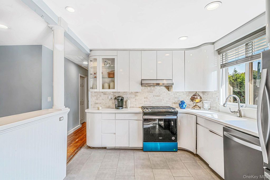 1527 Saint Louis Avenue, Bay Shore, NY 11706 — photo 5