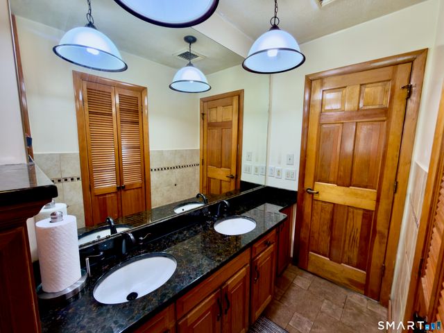 25 Greenfield Avenue, Waterbury, CT 06708