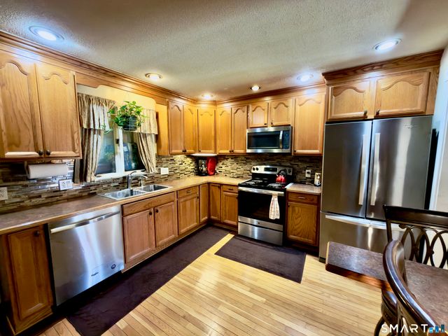 25 Greenfield Avenue, Waterbury, CT 06708