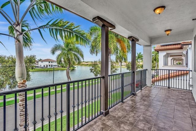 8289 NW 38th St, Cooper City, FL 33024