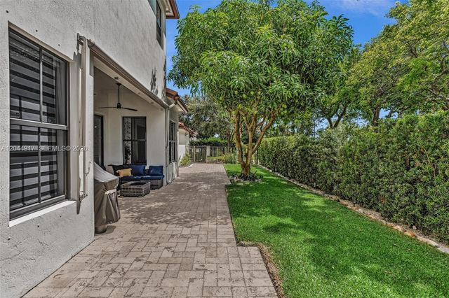 8289 NW 38th St, Cooper City, FL 33024