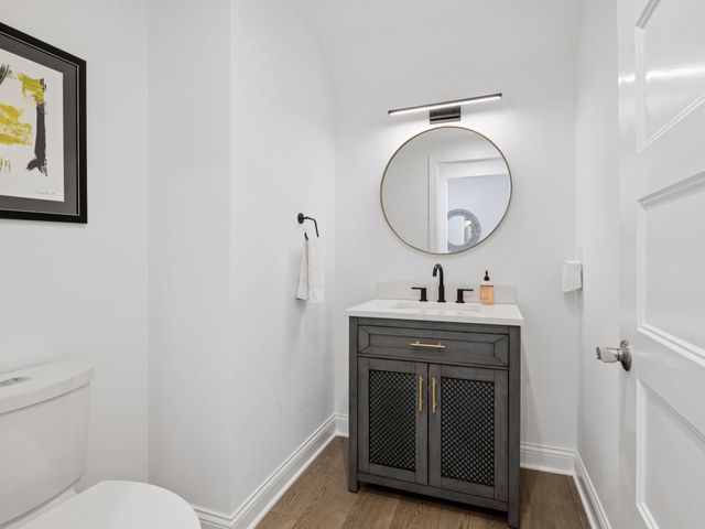 4901 Hawthorne Court 303, Edina, MN 55436