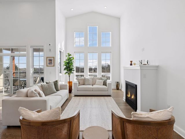 4901 Hawthorne Court 303, Edina, MN 55436