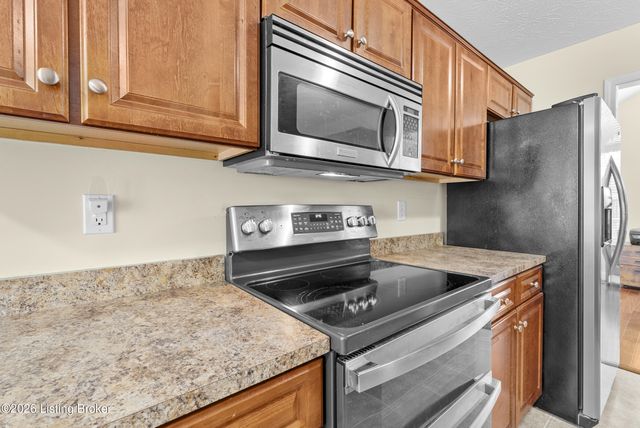 207 River Edge Dr, Shepherdsville, KY 40165