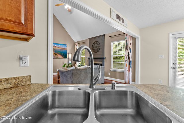 207 River Edge Dr, Shepherdsville, KY 40165