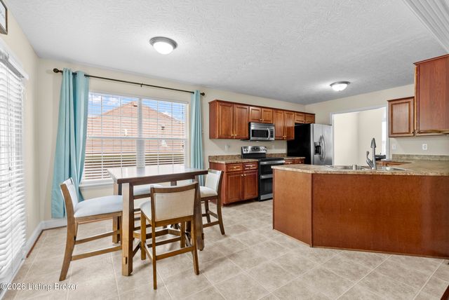 207 River Edge Dr, Shepherdsville, KY 40165