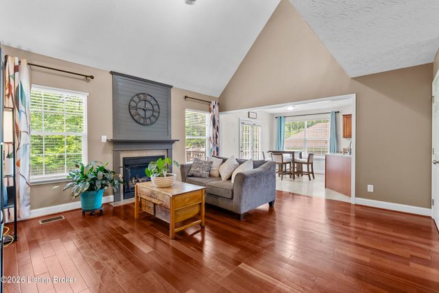 207 River Edge Dr, Shepherdsville, KY 40165