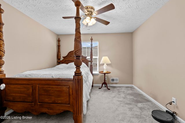 207 River Edge Dr, Shepherdsville, KY 40165