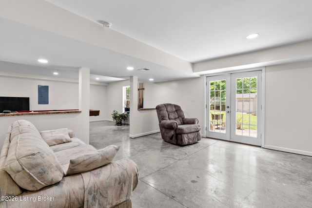 207 River Edge Dr, Shepherdsville, KY 40165