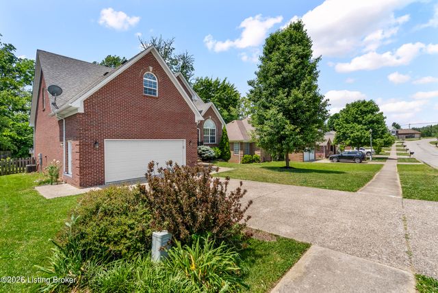 207 River Edge Dr, Shepherdsville, KY 40165