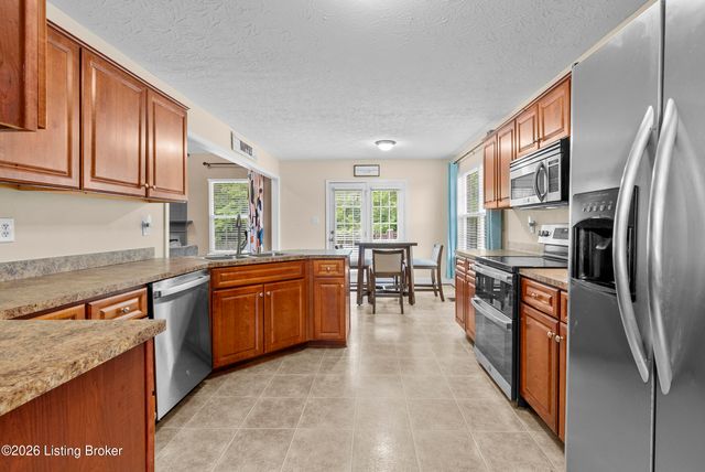 207 River Edge Dr, Shepherdsville, KY 40165