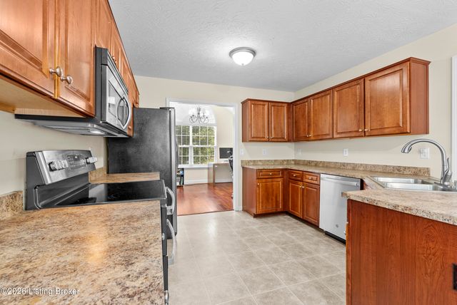 207 River Edge Dr, Shepherdsville, KY 40165