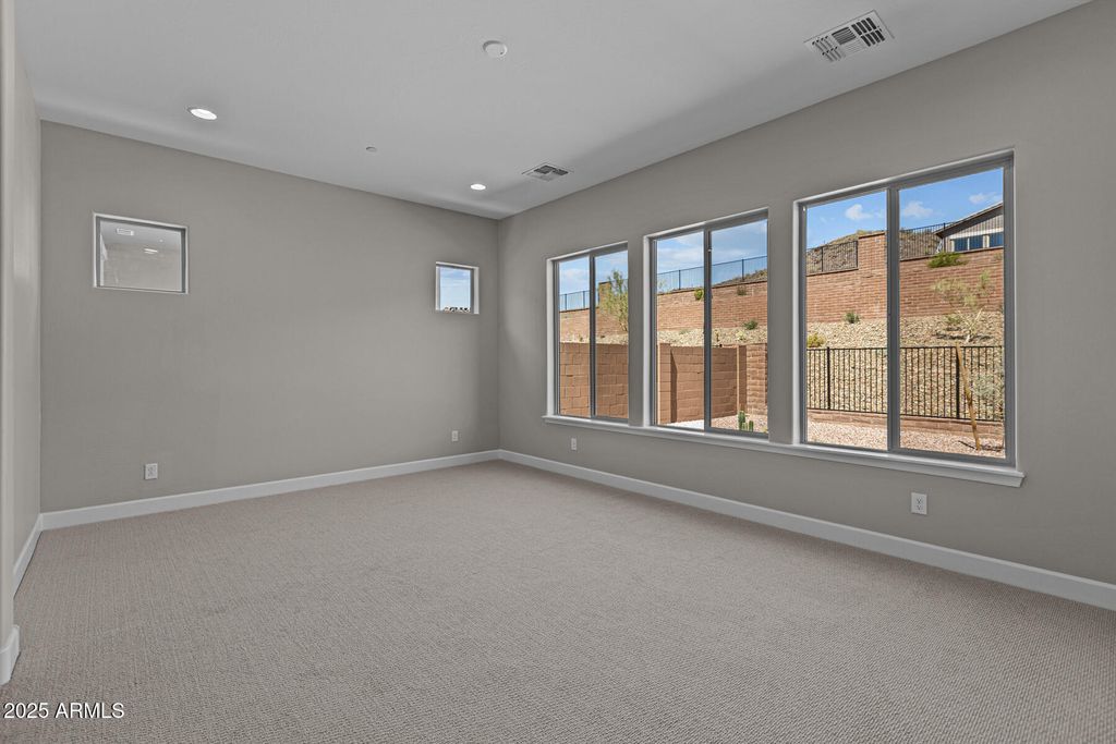 Image 10 of property listing at 32470 N 134TH Lane, Peoria, AZ 85383